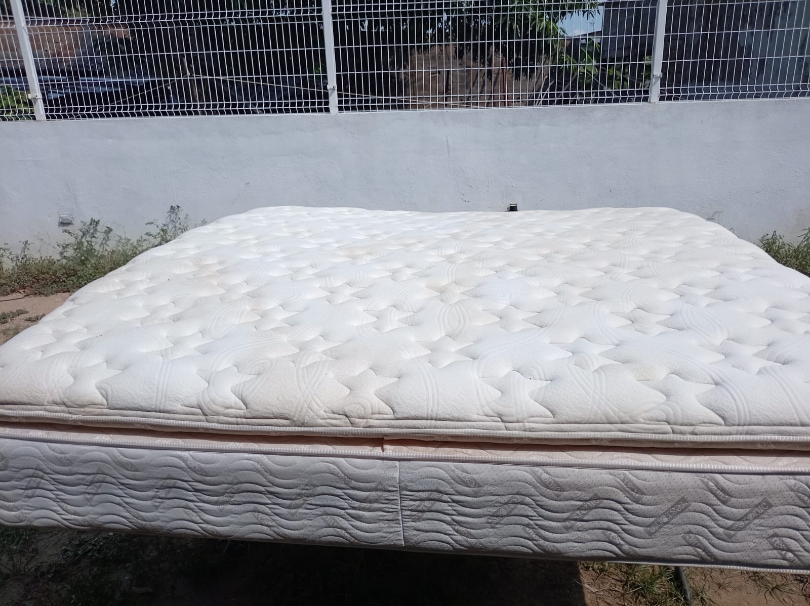 Colchón colocado al aire libre