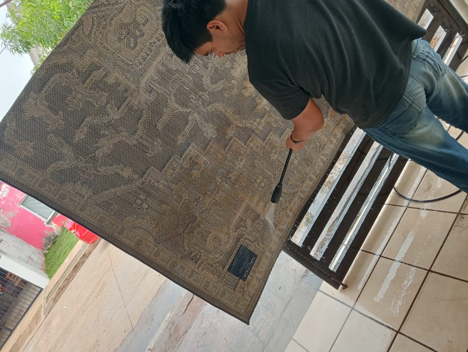 Servicio real de limpieza de una alfombra